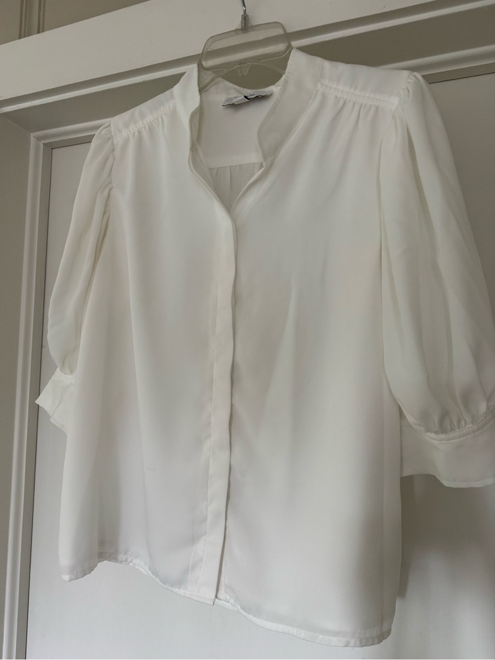 Cece cream lined blouse with hidden placket - Picture 2 of 7